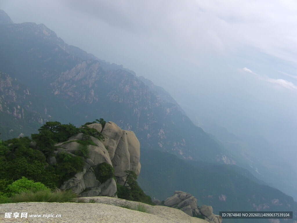 云雾缭绕的壮美山景
