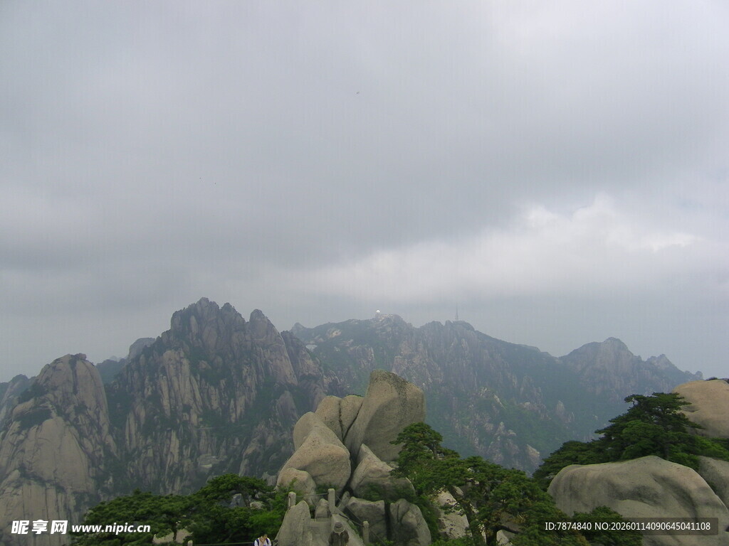 云雾缭绕的壮丽山景