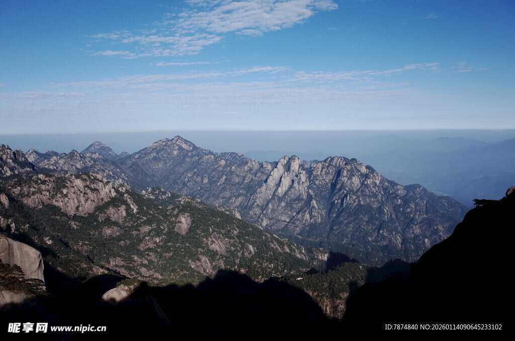壮丽山景 云海环绕的巍峨山峦