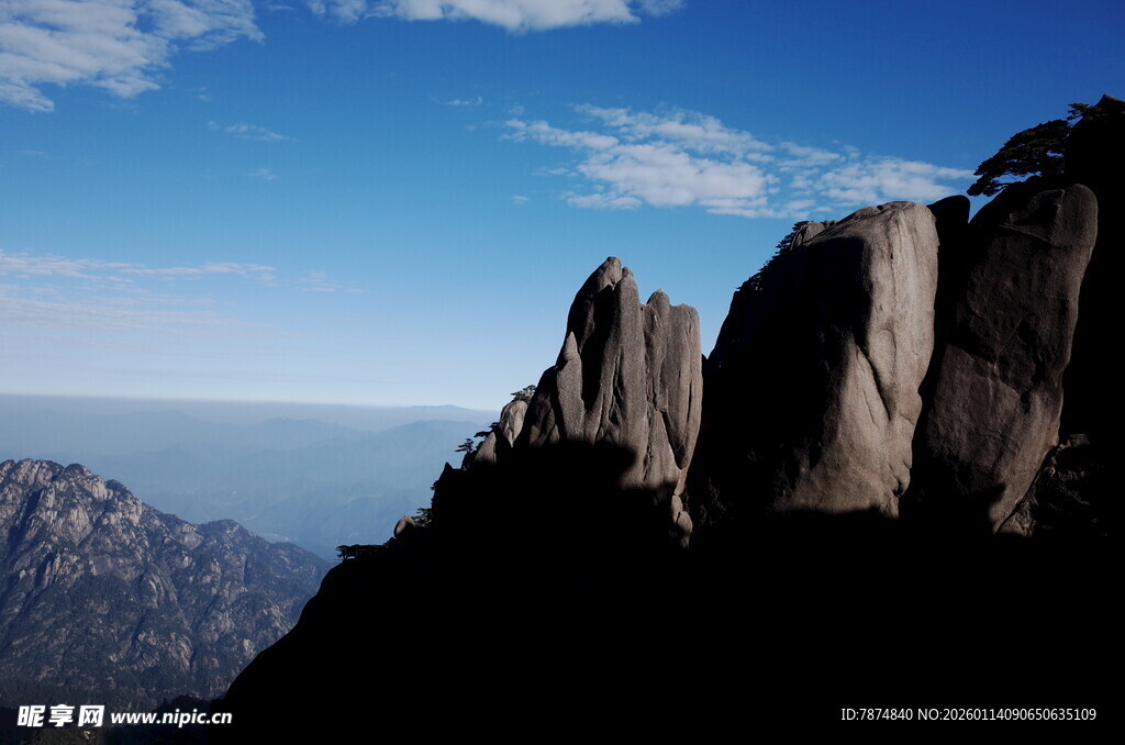 巍峨山峰 尽显自然壮美