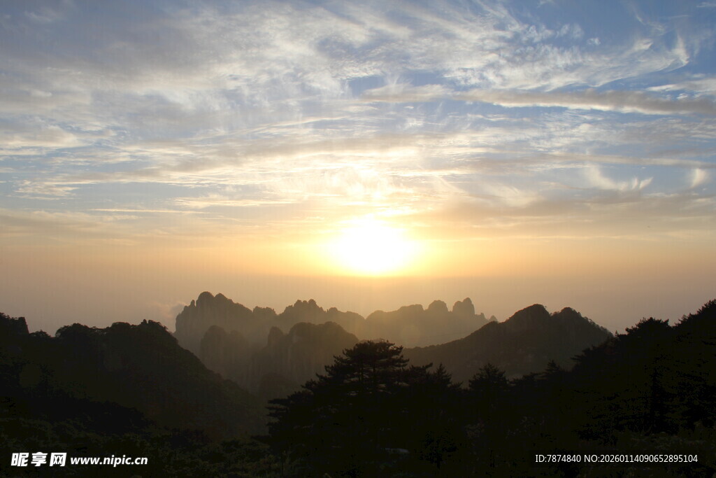 日出时分的壮丽山峦景色