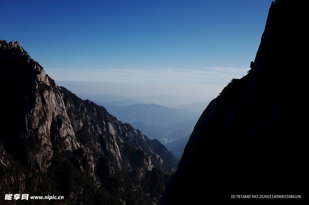 巍峨山峰俯瞰云海壮阔