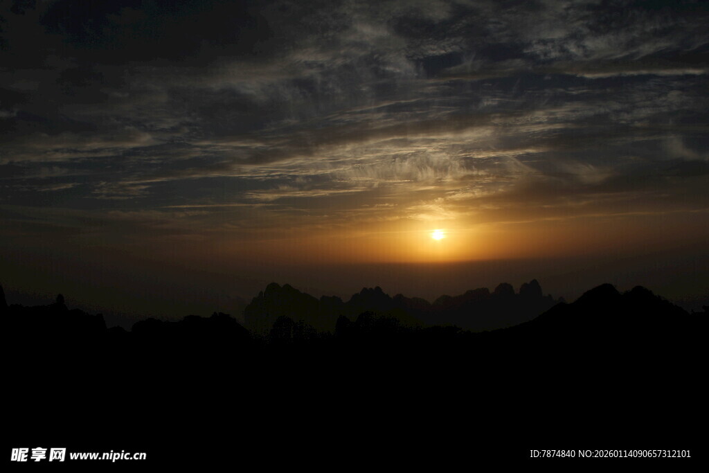 日落时分的壮丽天空景观