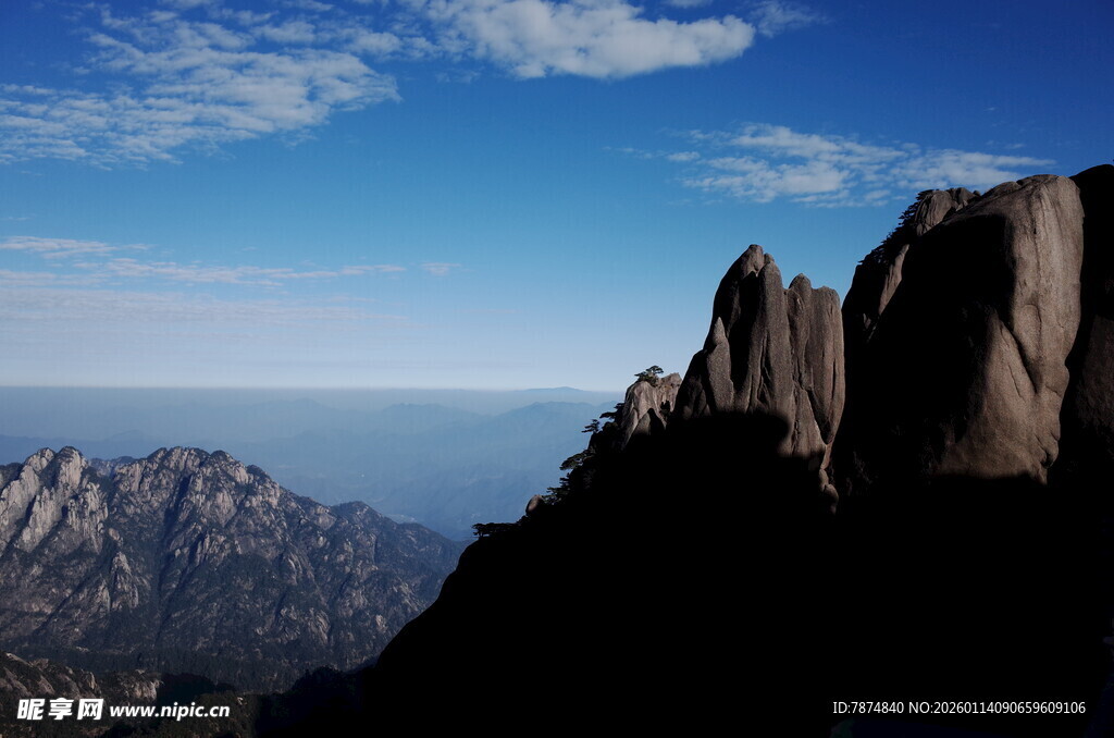 巍峨山峰映蓝天