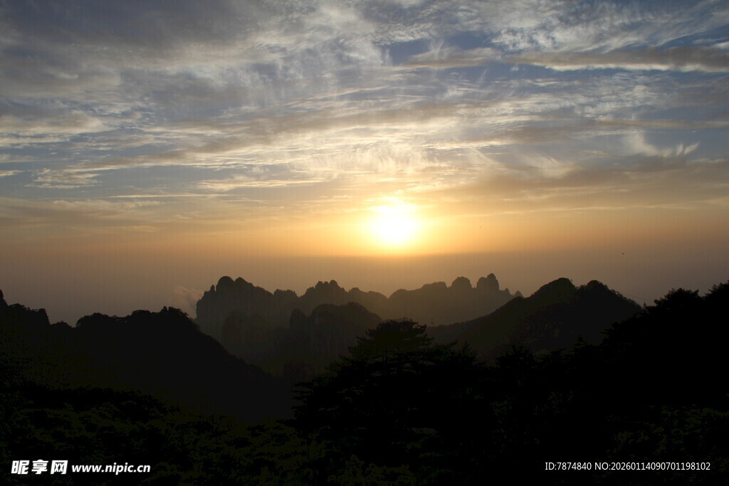 日出时分的山峦美景