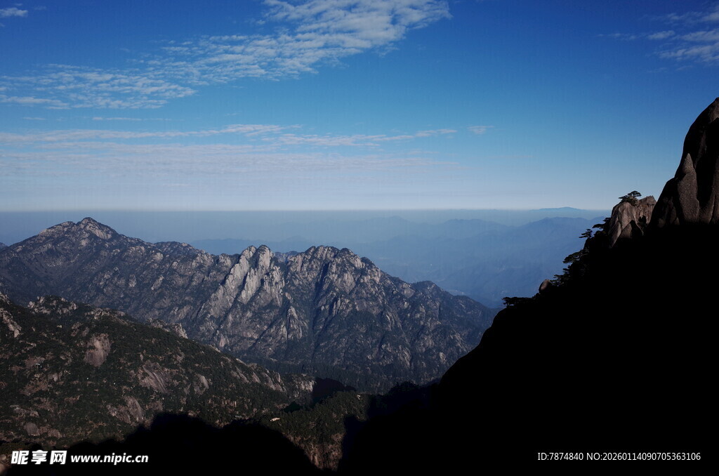 壮丽山景 蓝天白云相伴