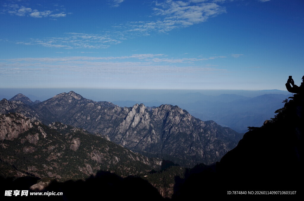 山巅远眺壮丽山河景色