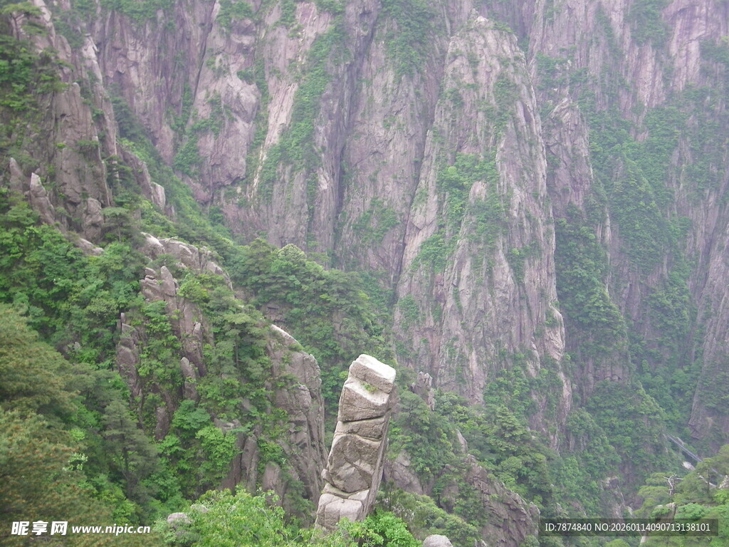 奇峰屹立于葱郁山峦间