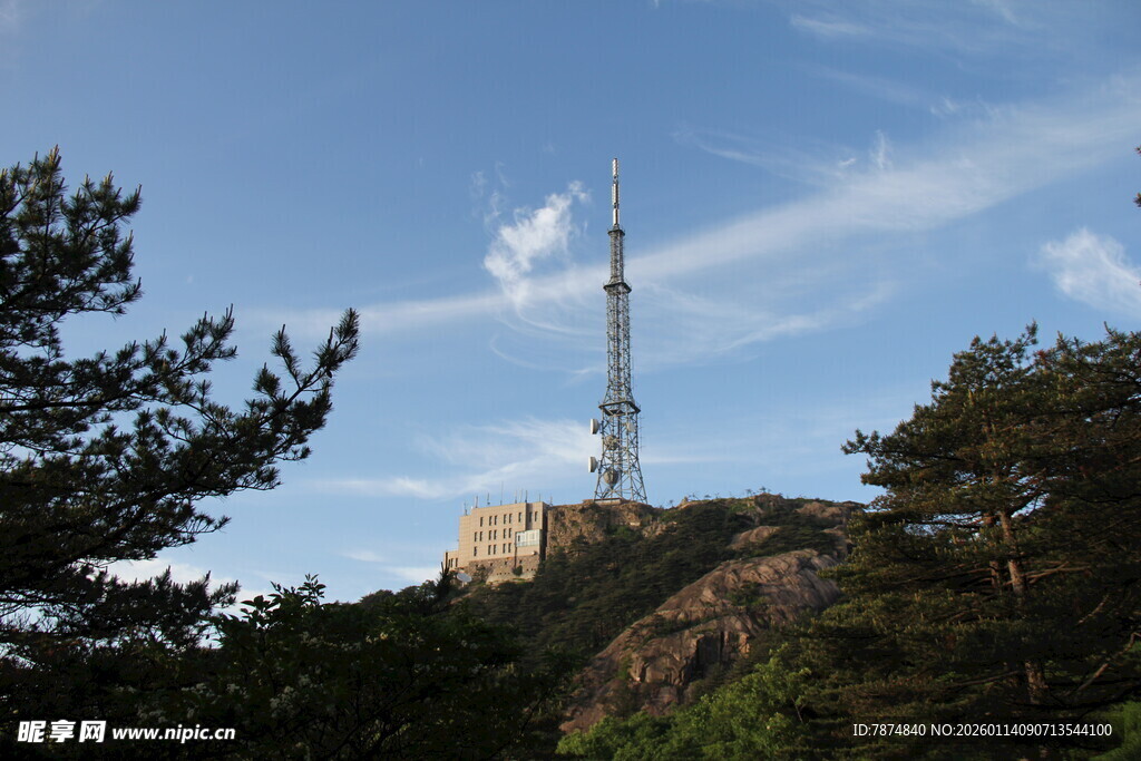 山顶通信塔与周边树木