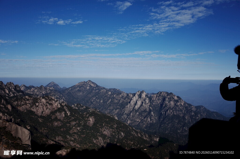 山巅远眺壮丽蓝天山脉