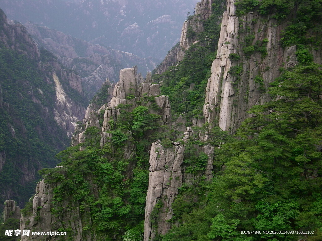 峻峭山峰绿意盎然