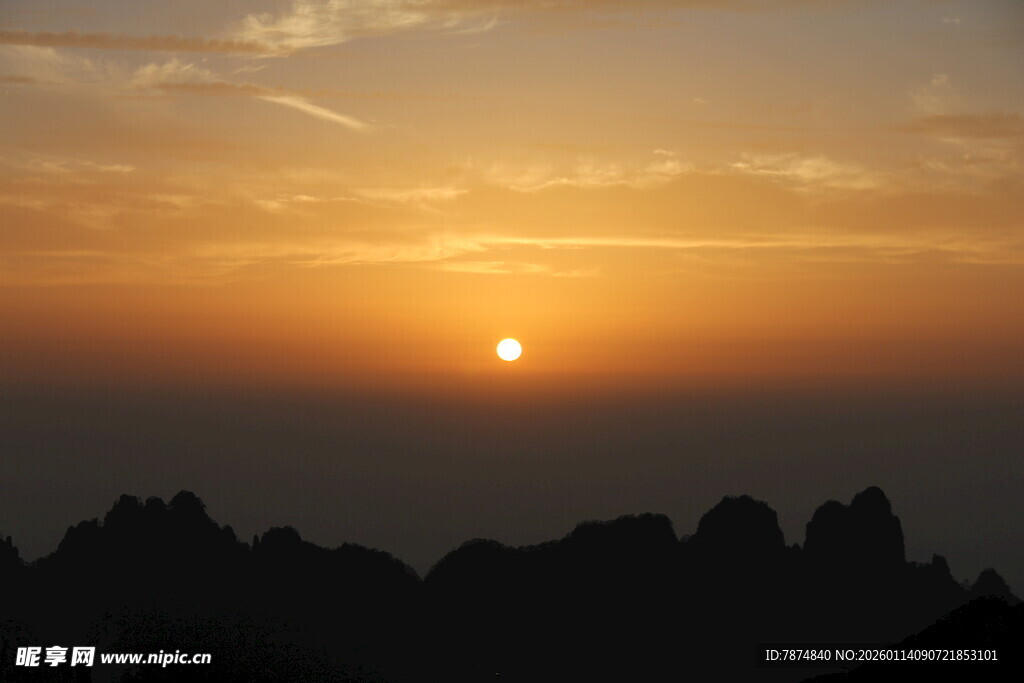 夕阳下的山峦美景