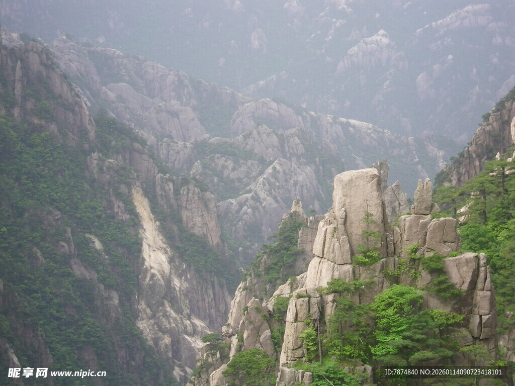 壮丽山景中的孤耸岩石