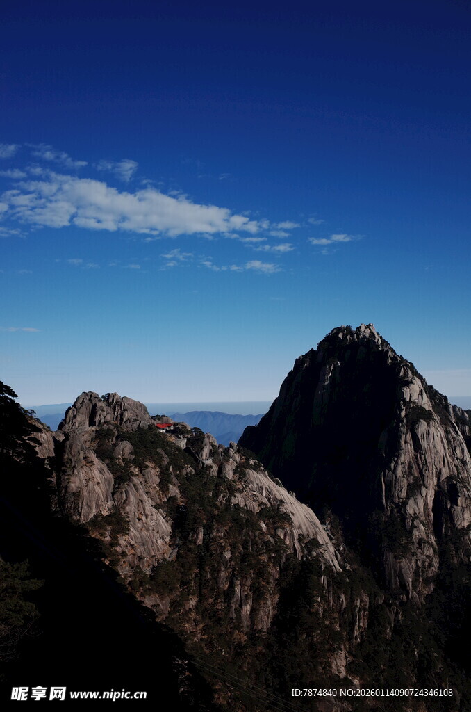 巍峨山峰与蓝天相映