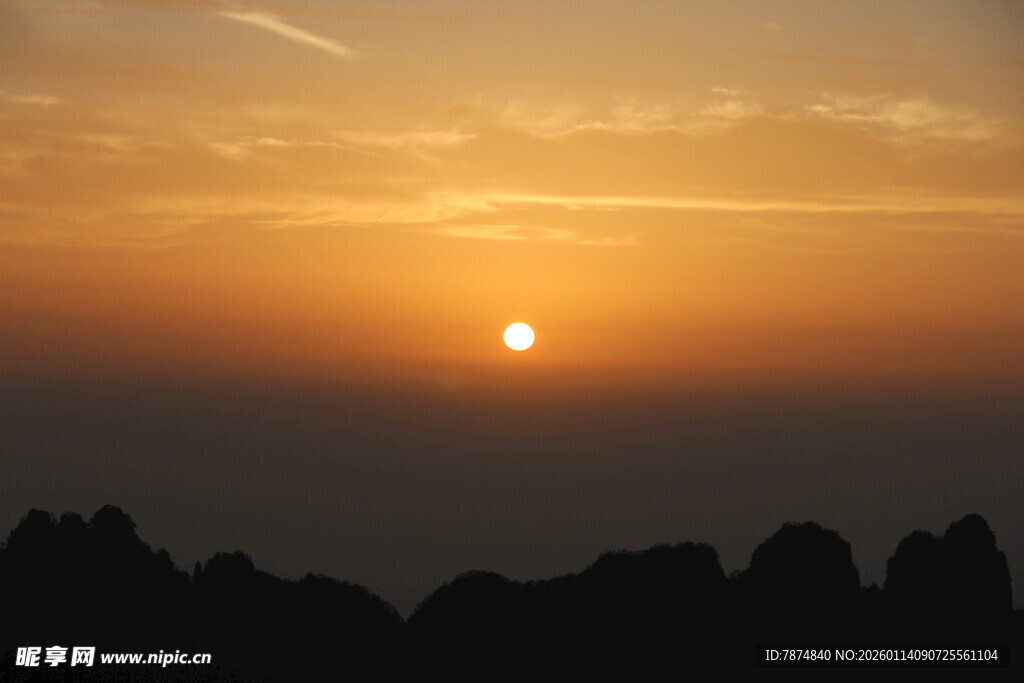 日落时分的壮丽山峦景色