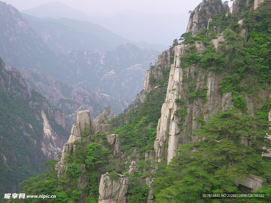 壮丽山景 绿意盎然的奇峰