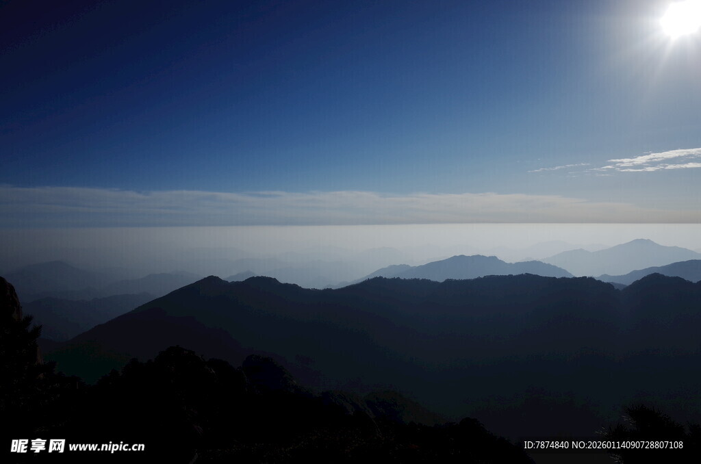 日出时分的山峦云海景观