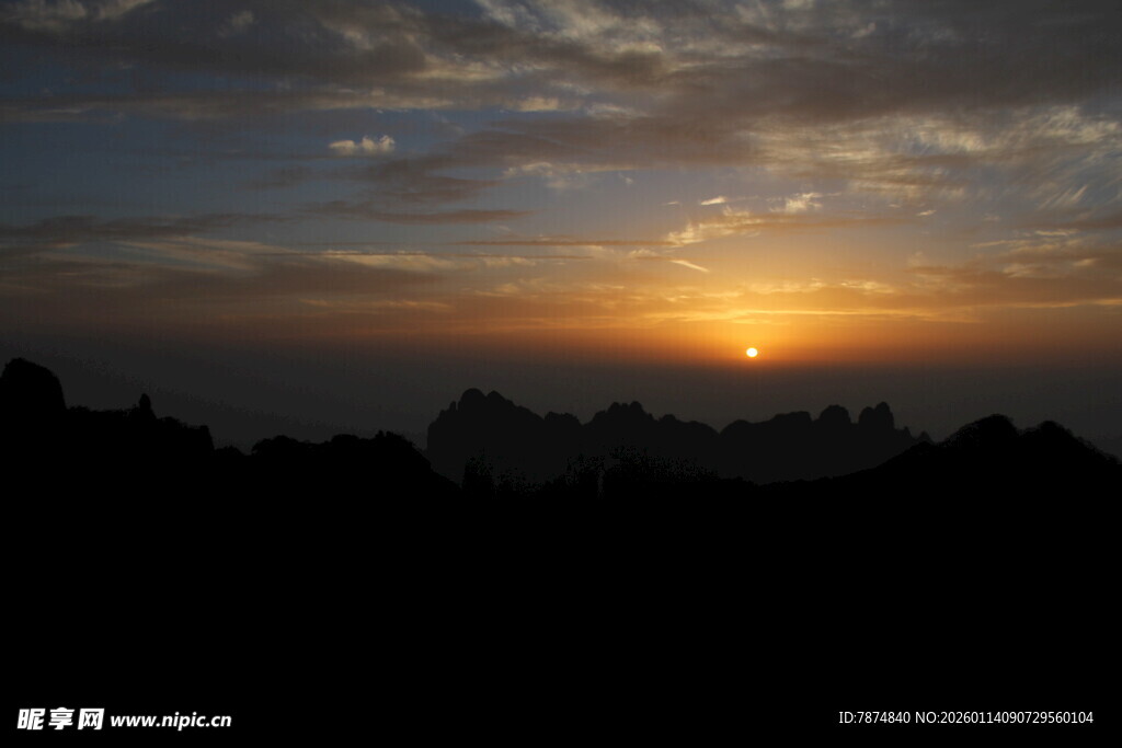 日落时分的城市天际线