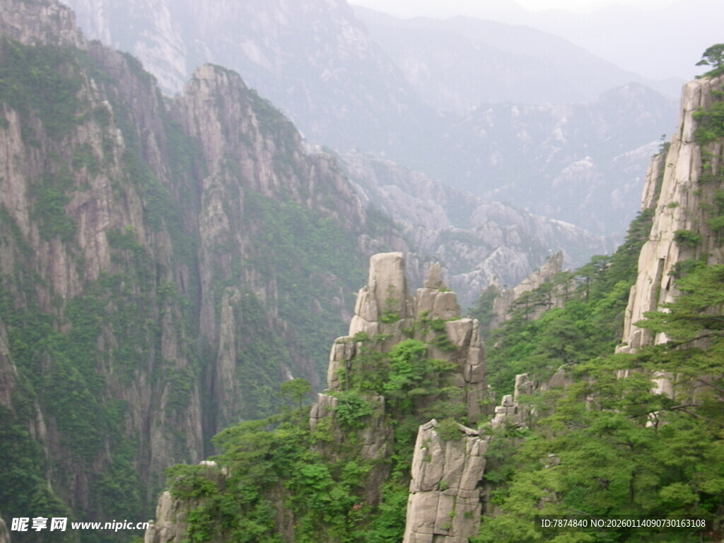 壮丽奇峻的山峰景观