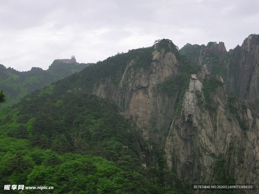 壮丽山峦绿意盎然