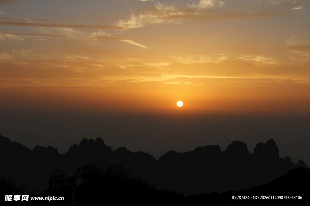 日落时分的壮丽山峦景色