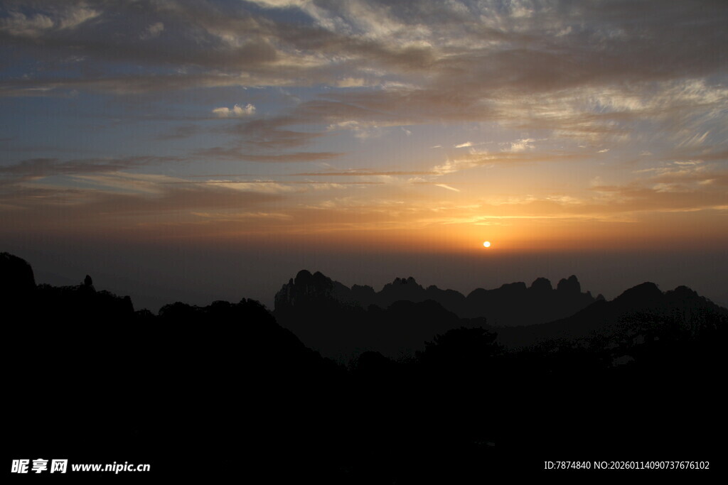 日出时分的山峦美景