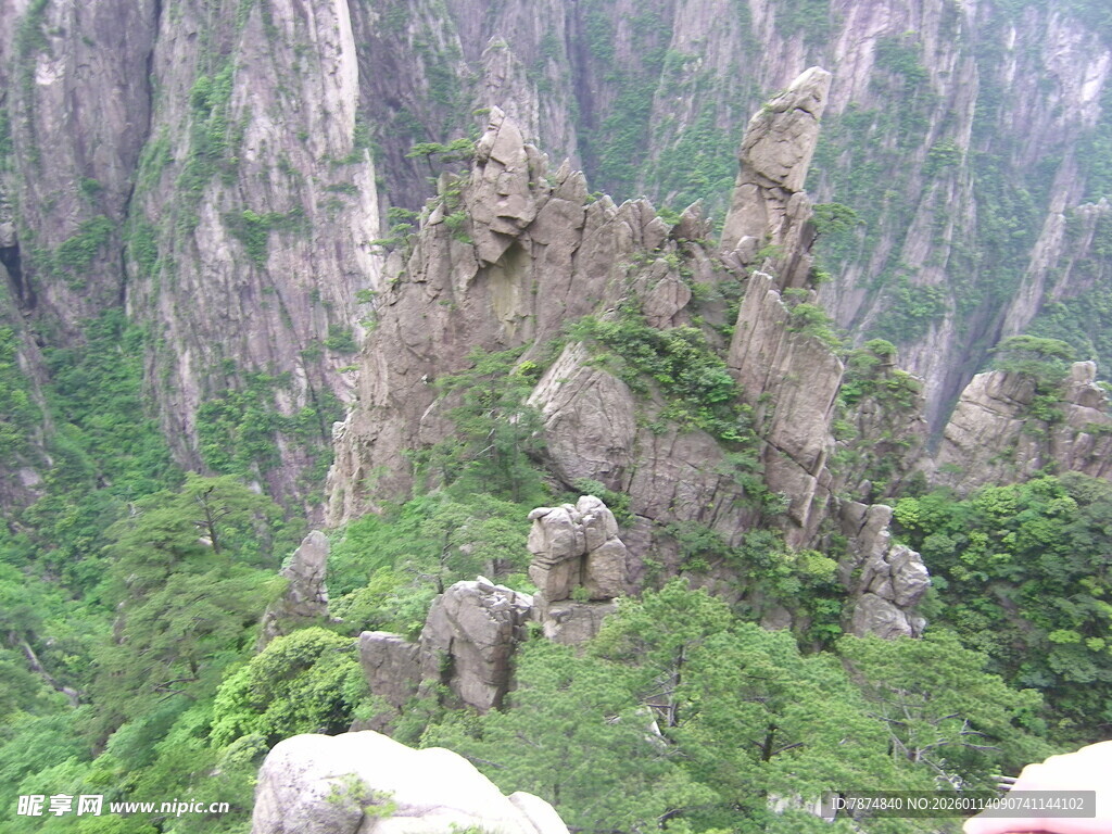 奇峰林立的壮美山景