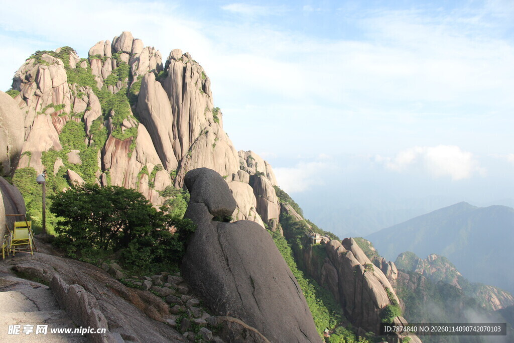 巍峨山峰景色壮丽