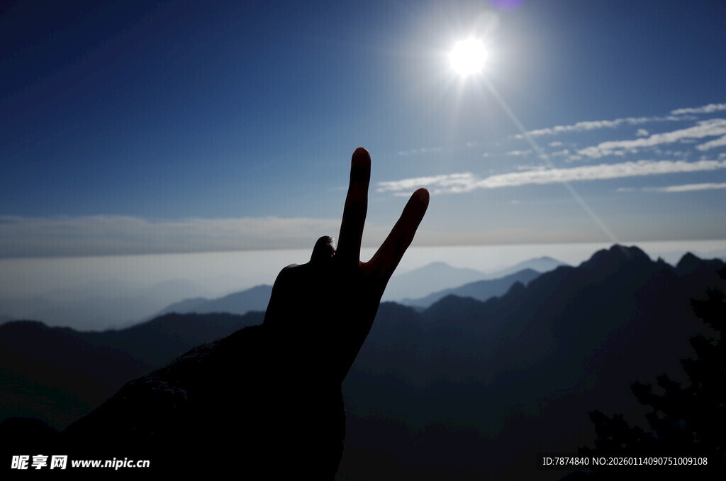 山顶剪影 阳光下的胜利手势