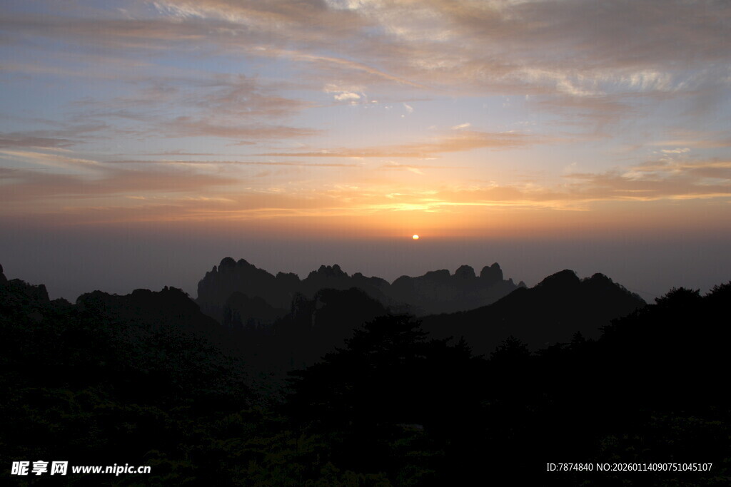 日出时分的山峦美景