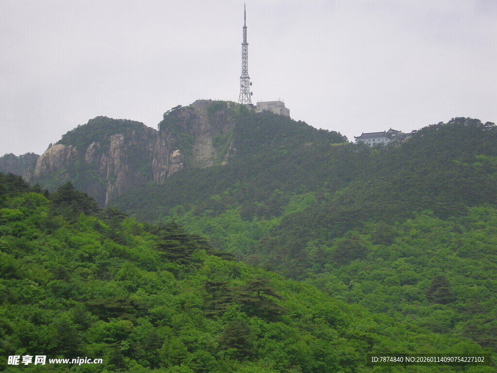 山峦绿意中的高耸信号塔