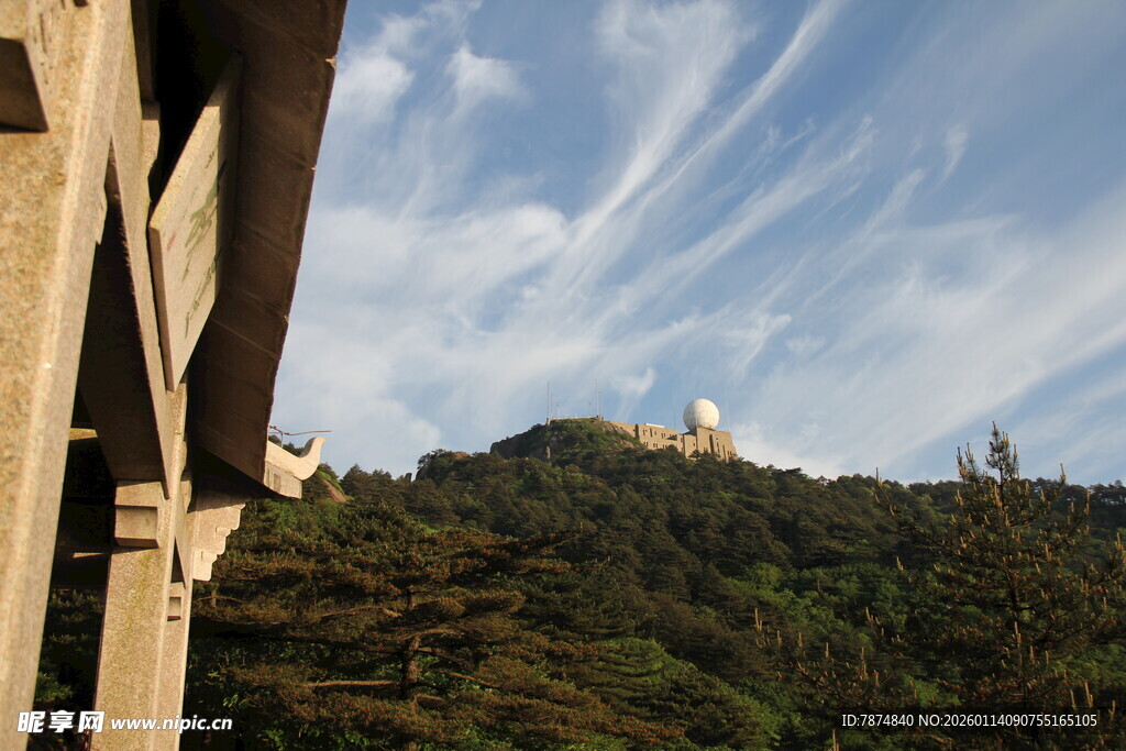 从木屋眺望山上建筑与蓝天