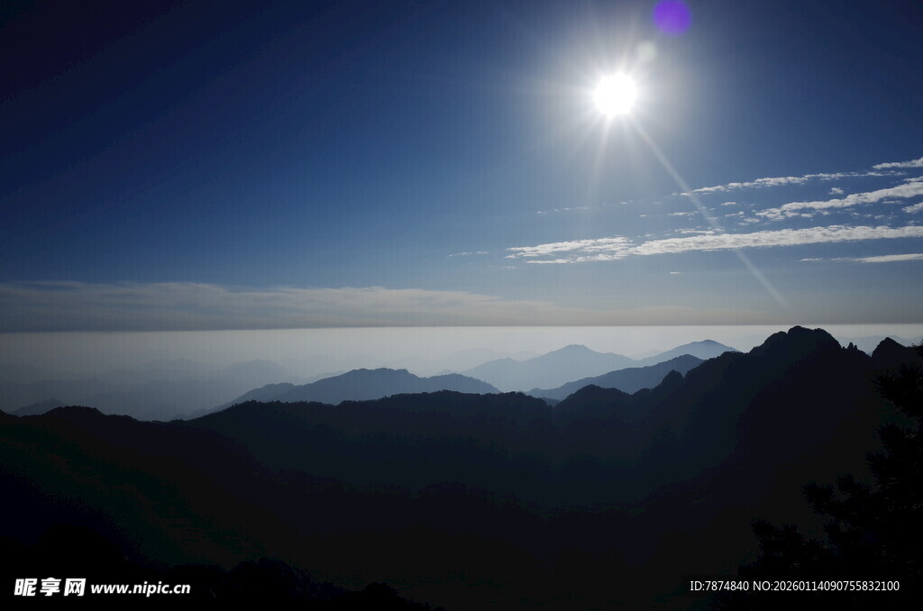 高山之巅的壮丽日出景象
