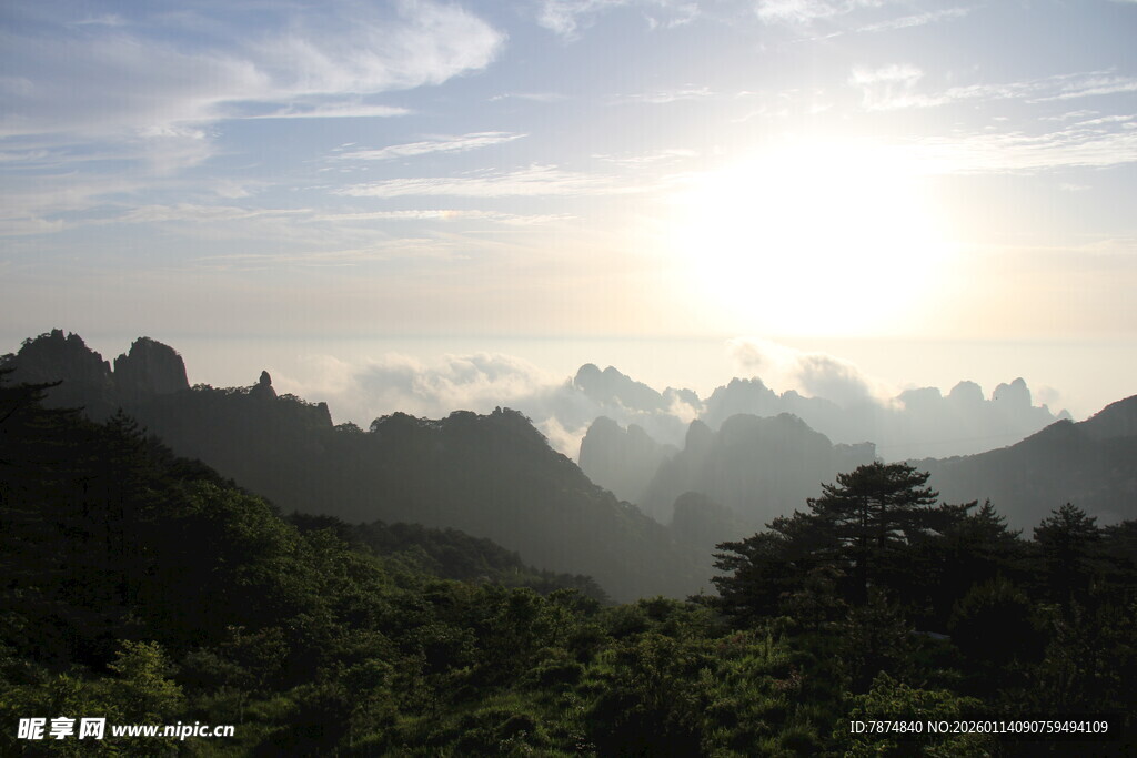 日出群山间壮美景观