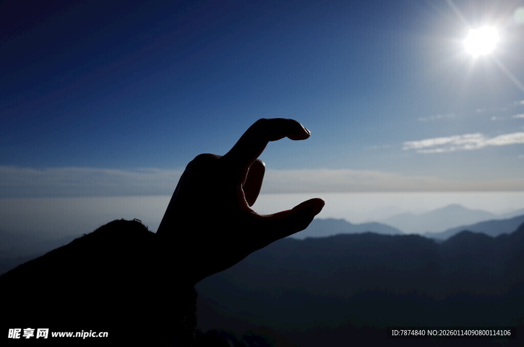手托太阳于山峦云海间