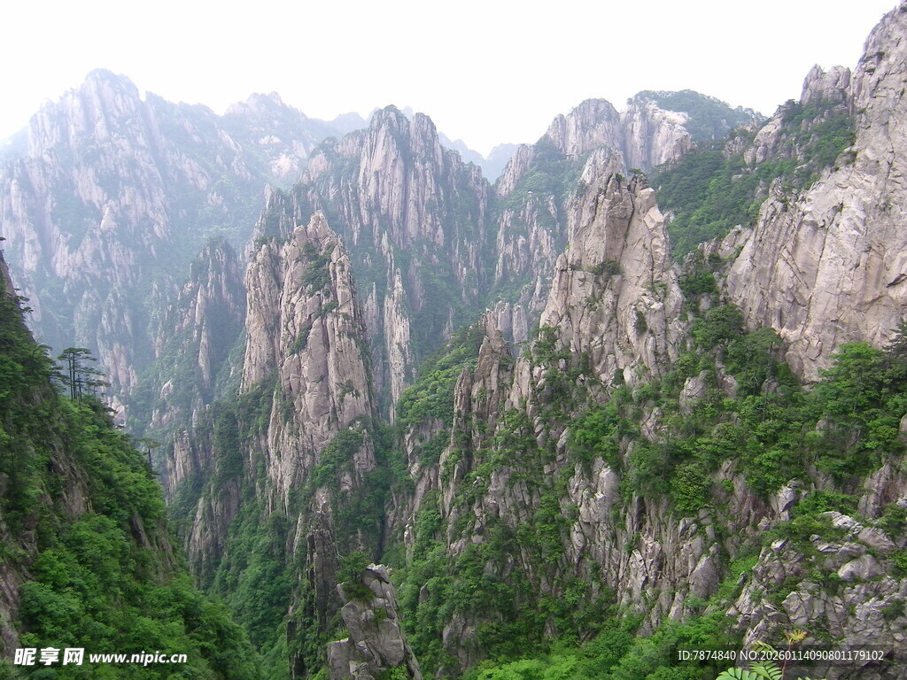 壮丽巍峨的山峰景观