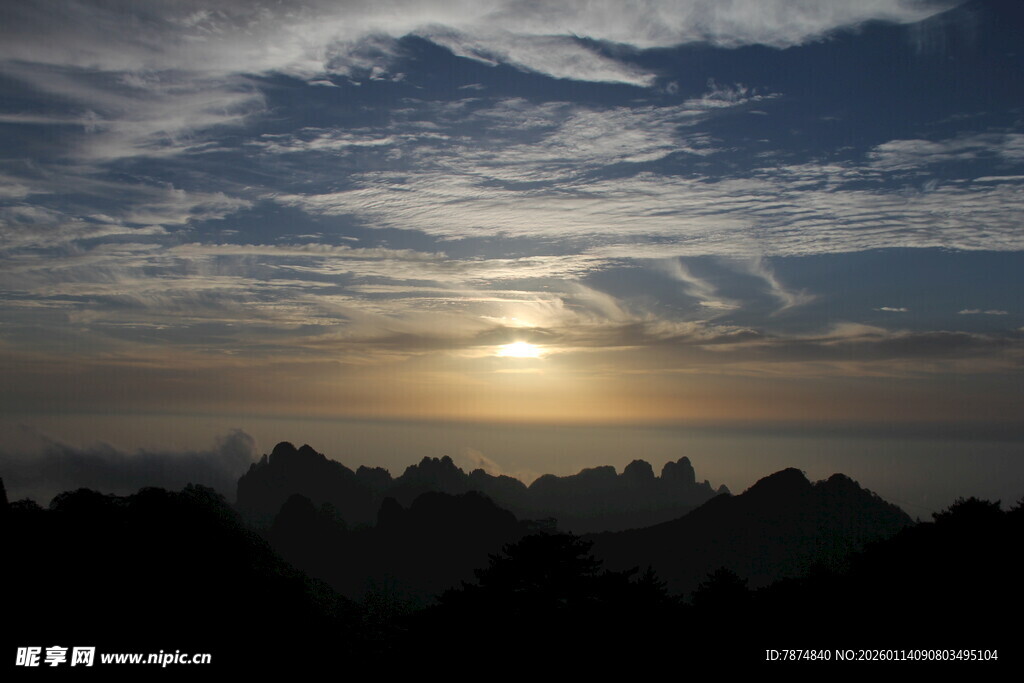 日出时分的壮丽山峦景色