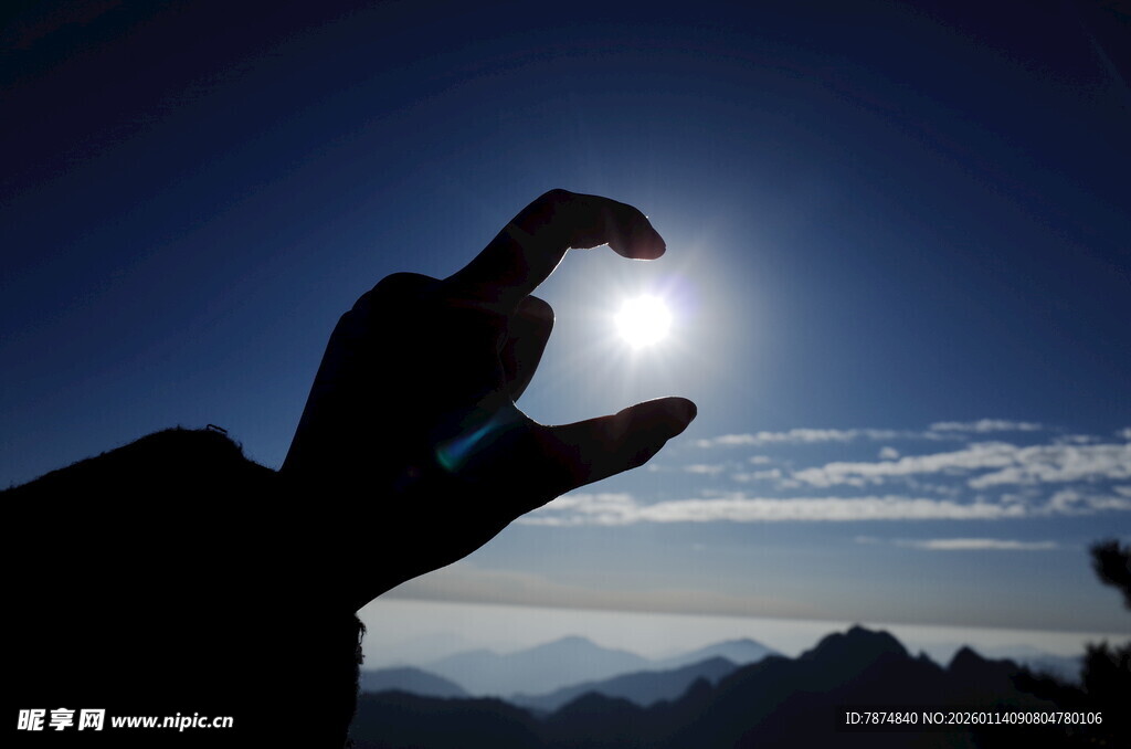 手托太阳的壮丽山景
