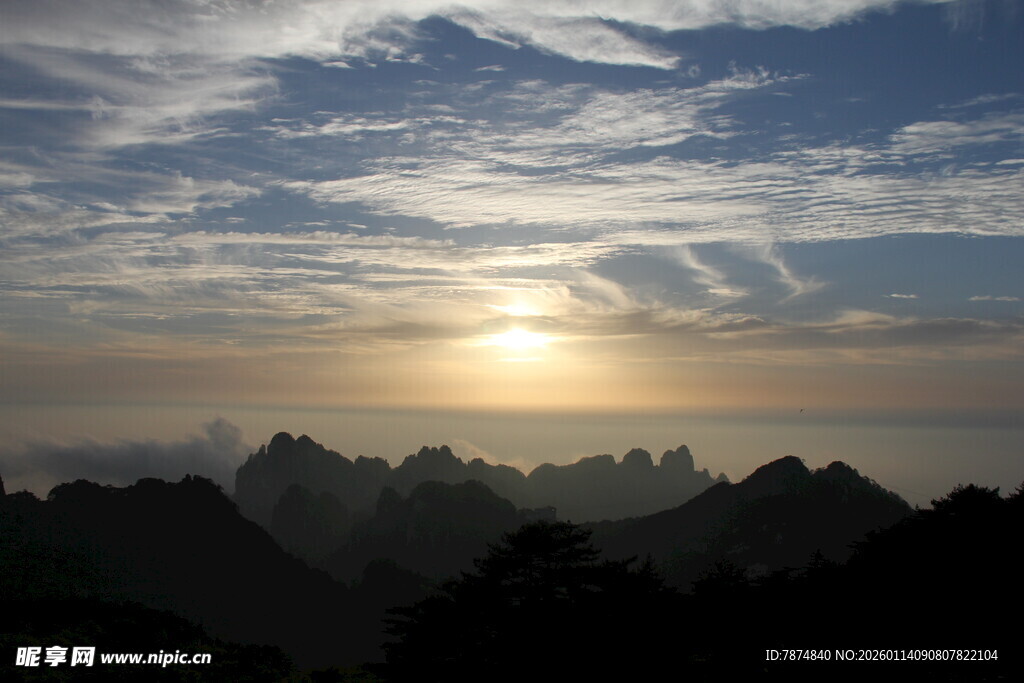 日出时分的壮丽山峦景色
