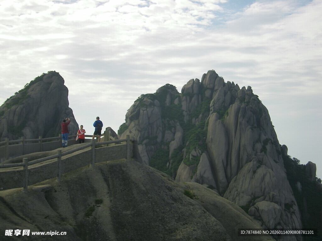巍峨山岭间的游客身影