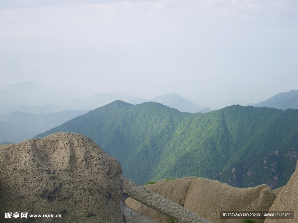山巅远眺壮丽山峦景色