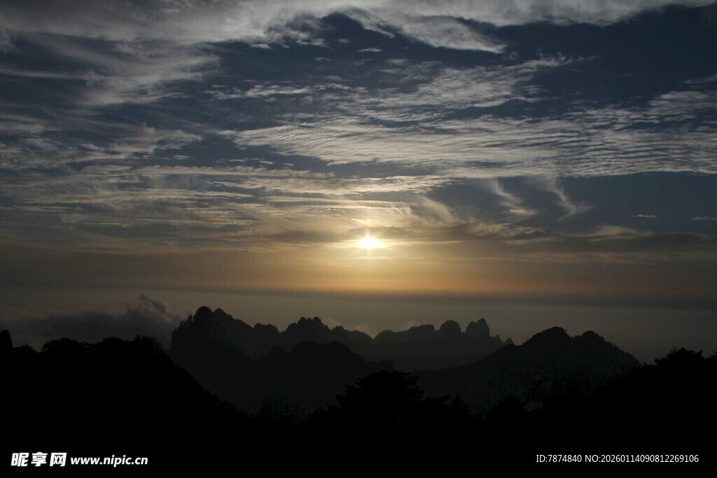 日出时分的山峦云霞