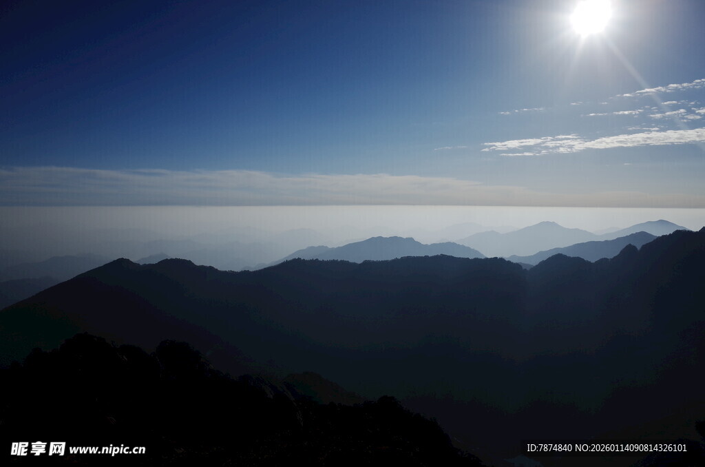 日出下的连绵山脉