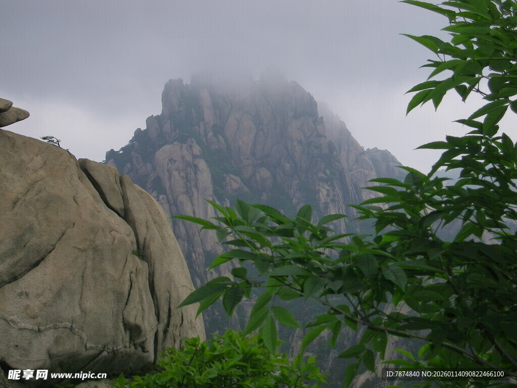 云雾缭绕的巍峨山峰