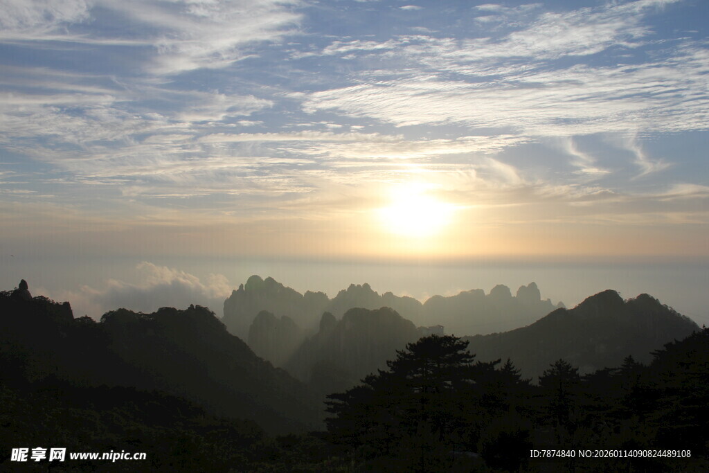 日出群山间壮丽美景