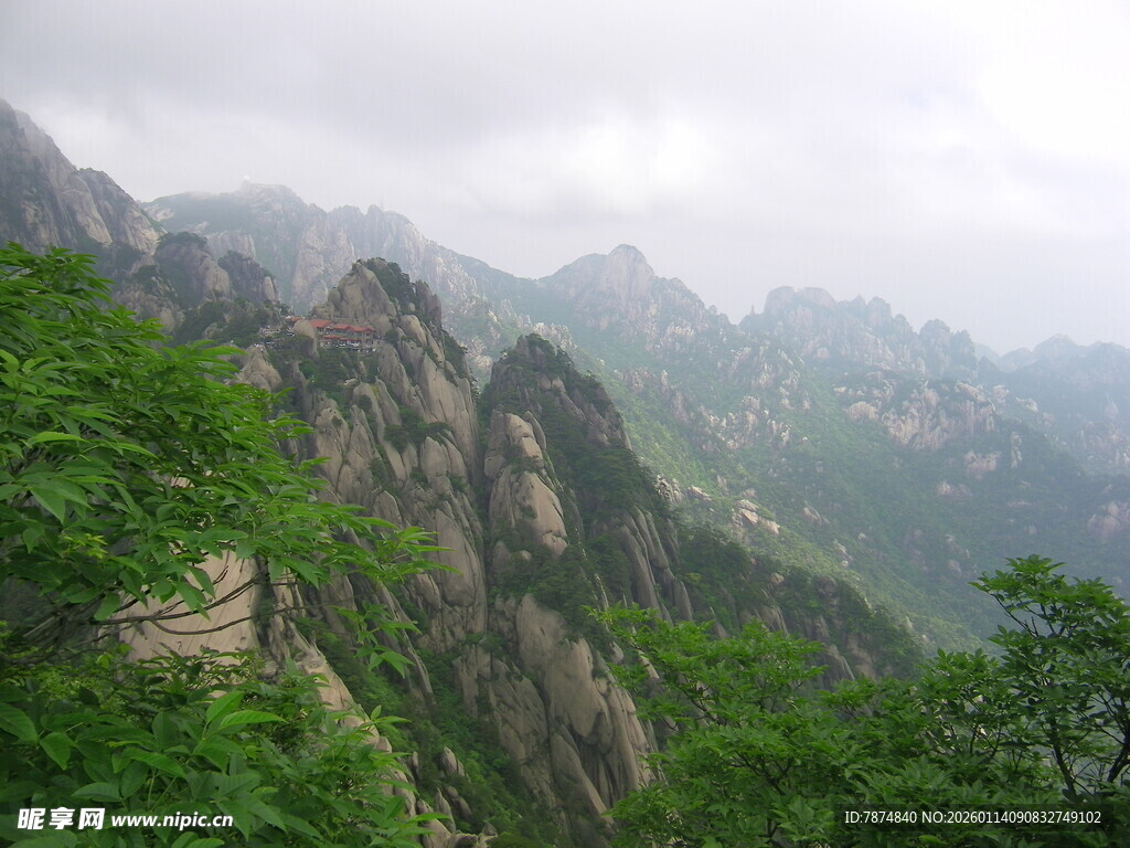 云雾缭绕的壮美山峦