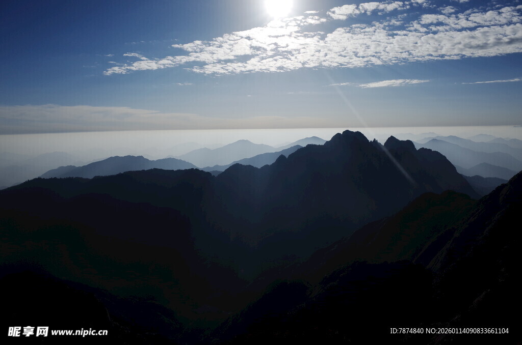 高山云海间的壮丽日光