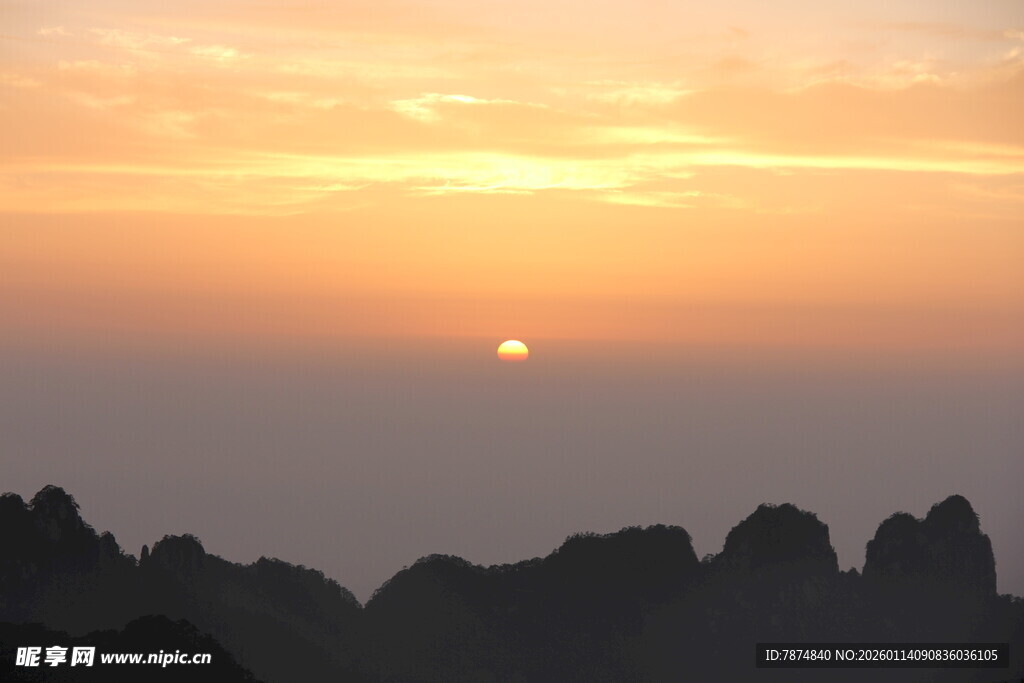 日出时分的壮丽山峦景色