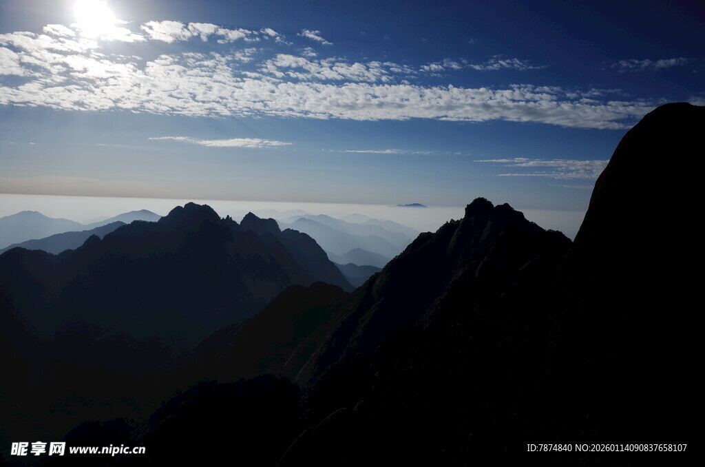 壮丽山景与蓝天交相辉映