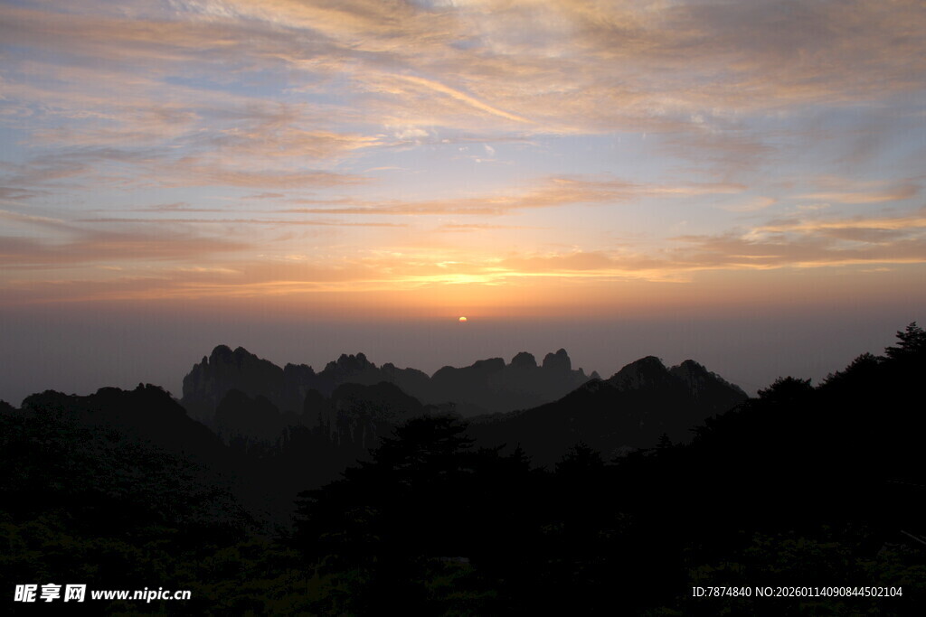 日出时分的山林美景